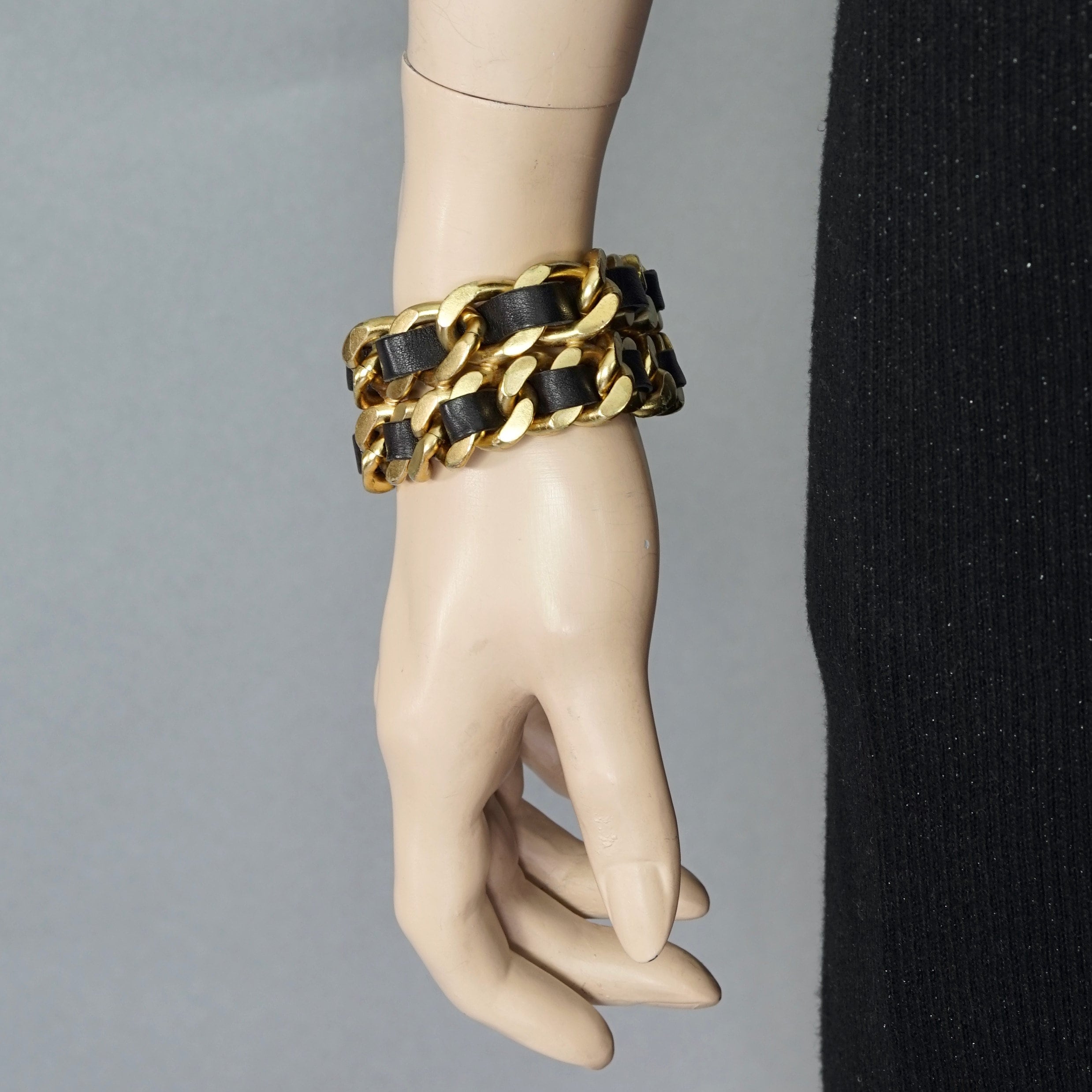 アクセサリー 00s archive vintage chain leather bangle CC' Chanel Vintage Gold Plated Chain & Leather Bangle