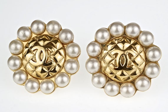 chanel stud pearl earrings