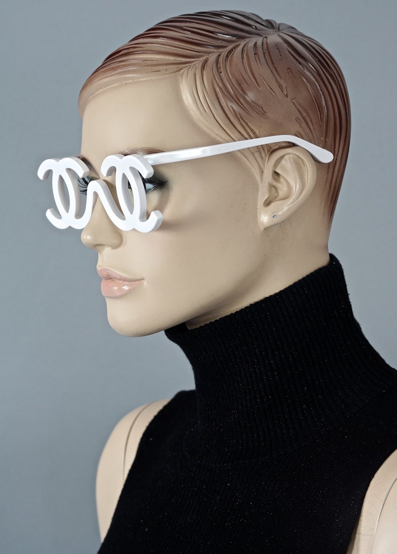 chanel sunglasses with white flowers