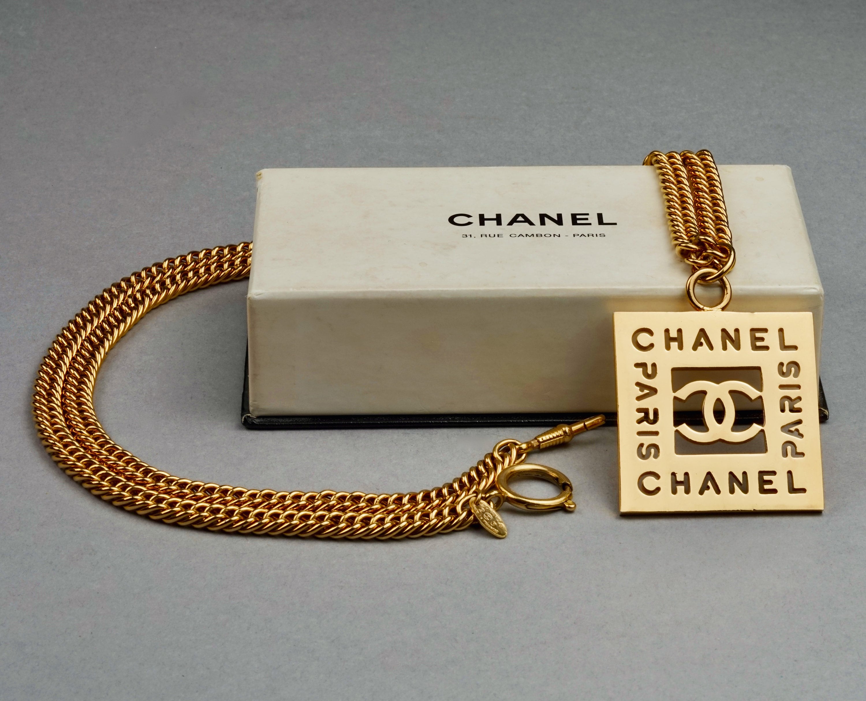 Chic! Authentic Chanel Vintage Gold Tone Logo CC 9 Disc Motif Necklace