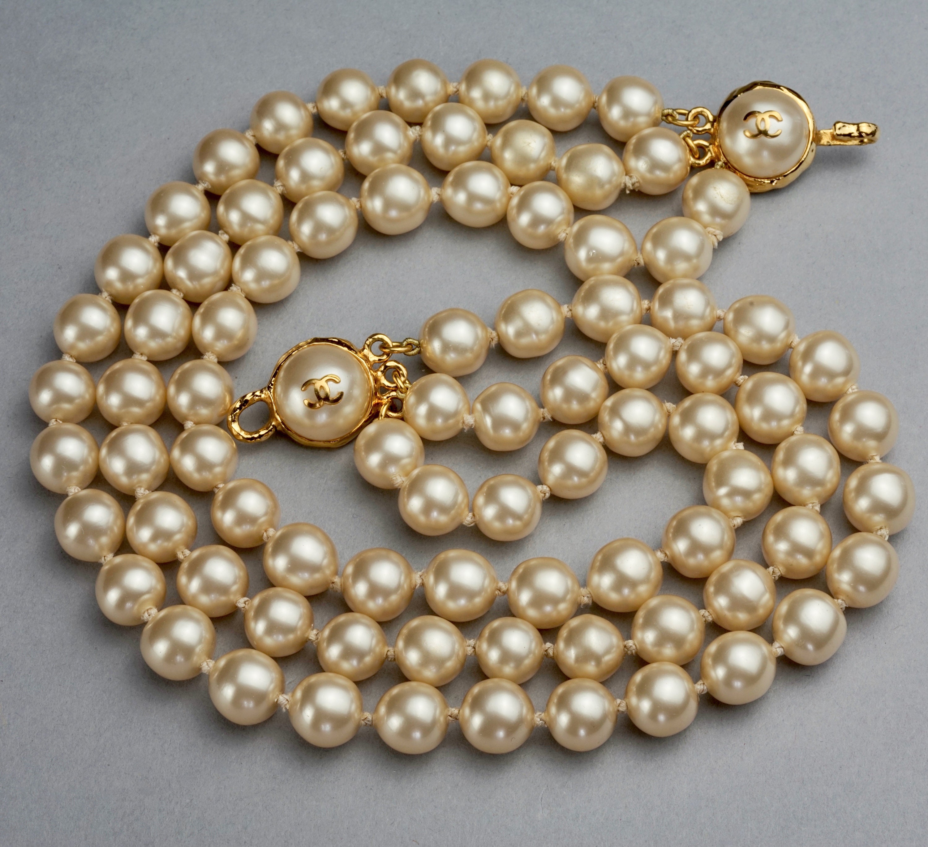 chanel logo pearl necklace