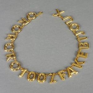 Collar vintage Moschino con la inscripción &quot;ORO 100% FAKE BIJOUX&quot;