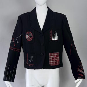 Chaqueta blazer corta vintage MOSCHINO con el gráfico &quot;No puedes juzgar a una chica por su ropa&quot; y estampado de injerto.