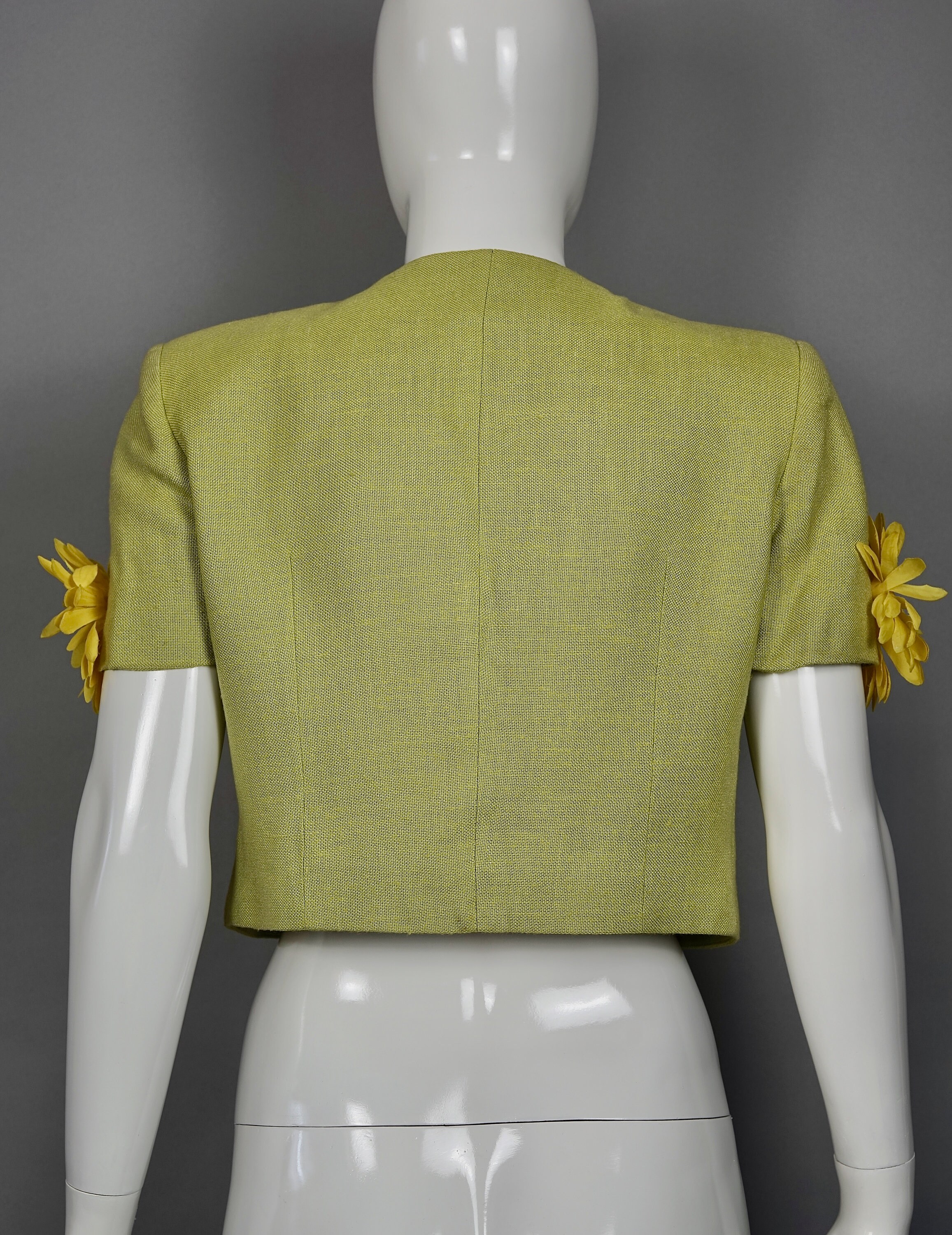 MOSCHINO イエロー お花付きノーカラージャケット il_fullxfull.2321860330_ofad.jpg