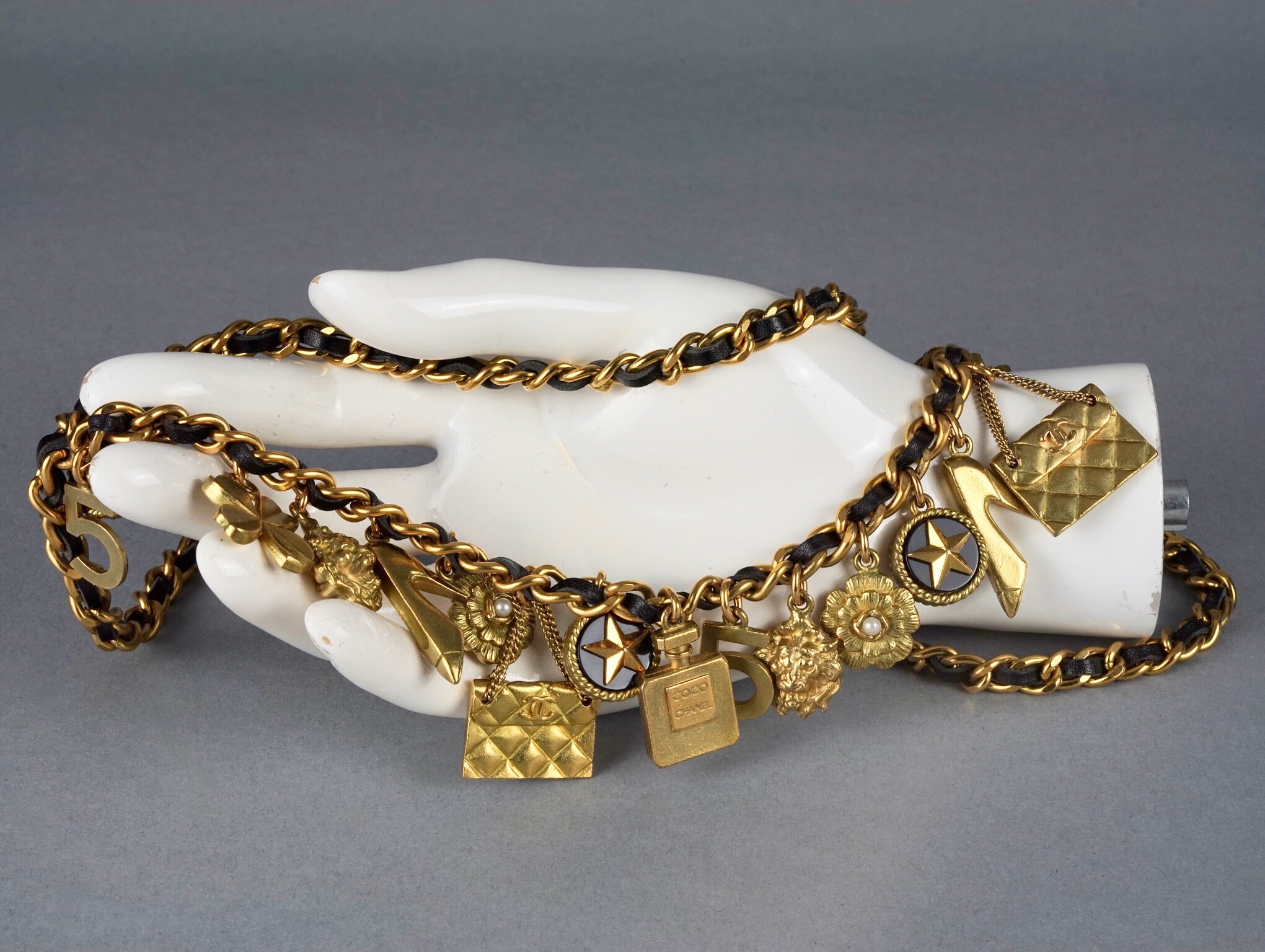 Authentic CHANEL 1994 Vintage charm medallion quadruple chain belt 90cm Vintage 1994 CHANEL Lucky Charm Leather Chain Necklace Belt  main image 3
