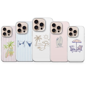 Può includere: Cinque custodie per telefono con disegni a tema spiaggia. Le custodie presentano illustrazioni di palme, bikini, una scena di spiaggia, tavole da surf e sedie a sdraio con un ombrellone. Le custodie hanno un bordo trasparente e sono in vari colori pastello.