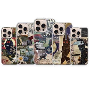 Może przedstawiać: Kolekcja pięciu etui na telefony o unikalnych wzorach. Etui zdobią kolażowe grafiki z wizerunkami kryptyd, wycinkami z gazet w stylu vintage oraz tekstami "ASQUATO" i "ARE WE DELVING INTO MYSTERIES WE WEREN'T MEANT TO KNOW?"