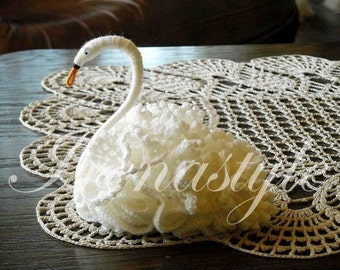 Mooie handgemaakte gehaakte zwaan. Cadeau Doily