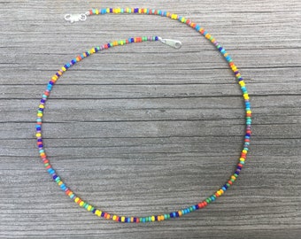 Collier de perles de graines super minuscules multicolores, mat ou brillant arc-en-ciel taille 11 collier/choker de perles de graines, choisissez une longueur - Option maintenant brillante !