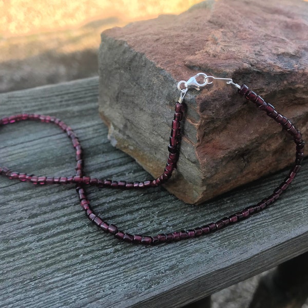 Collier Garnet Heishi Choker, Tiny Tube Bead Deep Red Garnet Short Necklace, fermoir en argent sterling