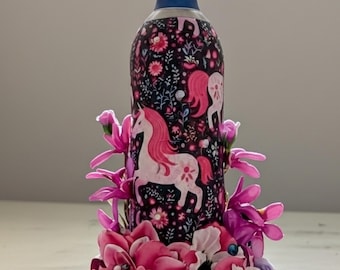 Botella de vino iluminada con diseño de unicornio encantado