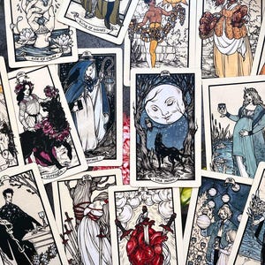 Puede incluir: Un juego de tres tazas de cerámica con un acabado moteado y mate. Las tazas son de color crema, gris claro y gris oscuro. Cada taza tiene un diseño simple y minimalista.