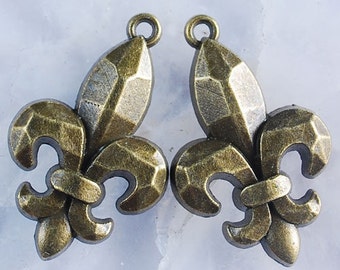 3 Fleur de lis Charms Antique Bronze 29 x 18 mm - bz435