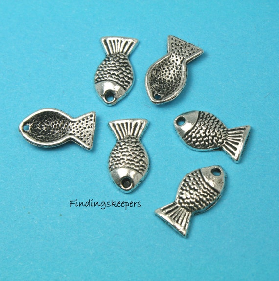 8 Fish charms antique silver tone FF30