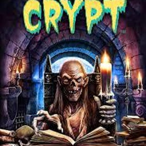 Może przedstawiać: Graficzna ilustracja z napisem Tales from the Crypt żółtymi, ściekającymi literami. Szkieletowa postać siedzi w ciemnej kamiennej komnacie, trzymając zapaloną świecę i czytając otwartą księgę. Widoczna jest czaszka i stosy starych książek.