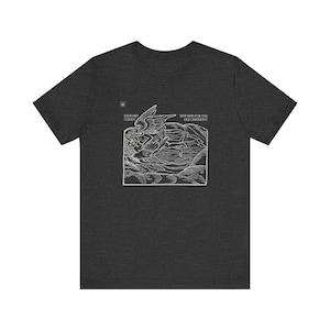 Könnte beinhalten: Dunkelgraues T-Shirt mit weißem Grafikdesign. Das Design zeigt eine Illustration von Figuren mit Flügeln und den Text "LEONARD COHEN" und "NEW SKIN FOR THE OLD CEREMONY".