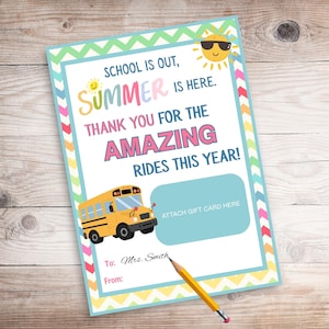 以下が含まれることがあります： 「SCHOOL IS OUT, SUMMER IS HERE. THANK YOU FOR THE AMAZING RIDES THIS YEAR!」のテキストが入ったカラフルなギフトカード。黄色のスクールバスのグラフィックが特徴です。「To: Mrs. Smith」と「From:」の行とギフトカードを添付するスペースが含まれています。