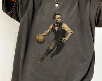 Camiseta con estampado de Abraham Lincoln driblando una pelota de baloncesto – Estilo vintage