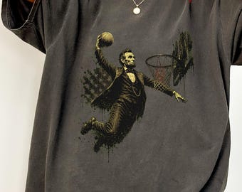 Camiseta de Abraham Lincoln haciendo un mate en baloncesto – Camiseta gráfica de estilo vintage
