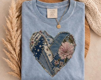 Camiseta con corazón y patchwork floral, camiseta gráfica shabby chic, camiseta vaquera con corazón, ropa boho cottagecore, top de estilo vintage adorable, regalo para ella.
