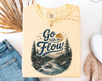 Camiseta "Go With The Flow", camiseta vintage con estampado de río y naturaleza, camiseta con estampado de bosque de montaña, regalo para amantes de la naturaleza y el camping.