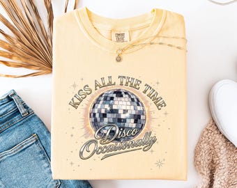 Camiseta Kiss All The Time Disco Occasionally, Camiseta Retro 70s Disco Ball, Camiseta Groovy Graphic, Camiseta Vintage Vibe Festival, Camiseta Linda para Fiestas
