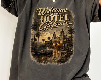 Bienvenido a la camiseta del Hotel California, camiseta de rock clásico vintage, camiseta retro de hotel del desierto, top de música de los 70 de Comfort Colors, regalo de la Costa Oeste