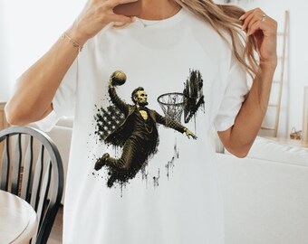 Camiseta unisex de algodón estadounidense con estampado de Abraham Lincoln haciendo un mate en baloncesto.