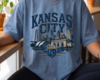 Camiseta vintage con el horizonte de Kansas City, camiseta gráfica de KC, camiseta retro de viaje de Missouri, regalo unisex con paisaje urbano del centro de la ciudad.