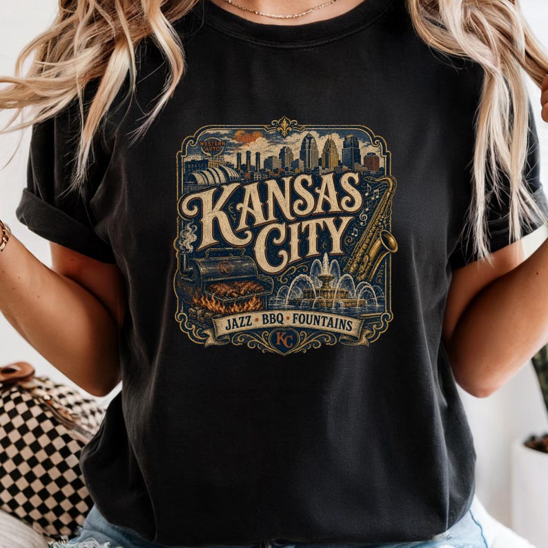 K&ouml;nnte beinhalten: Schwarzes T-Shirt mit einem Vintage-Grafikdesign von Kansas City. Das Design zeigt die Skyline der Stadt, ein Saxophon, einen Grill und den Text "Kansas City Jazz BBQ Fountains". Das Design ist in Blau-, Gold- und Braunt&ouml;nen gehalten.