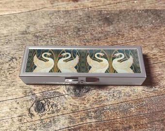 Walter Crane Swan Pill Box Case Pastillero semanal Pill Organizer 7 Day, Pill Holder, Travel Size