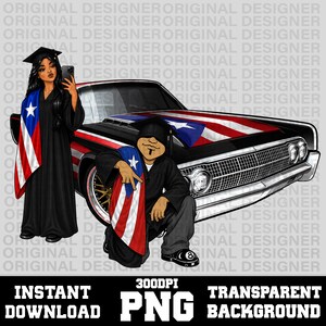 Op de afbeelding: Digitale illustratie met twee figuren in afstudeerkleding, een die een selfie maakt. Ze staan ​​in de buurt van een klassieke zwarte auto met een Puerto Ricaans vlagontwerp. De tekst luidt "INSTANT DOWNLOAD PNG TRANSPARENT BACKGROUND."