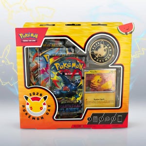 Puede incluir: Un juego de cartas coleccionables Pokémon amarillo y naranja. La caja presenta el logotipo de Pokémon, el texto "2026 Pokémon Day", e incluye paquetes de cartas, una carta de Pikachu y una moneda conmemorativa.