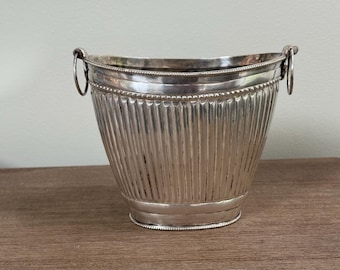 Cachepot a coste in argento placcato, secchiello per il ghiaccio ovale decorativo con piedistallo o refrigeratore per vino
