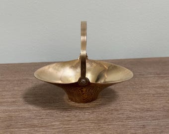 Cesta miniatura ovalada de latón macizo vintage para bombones con asa móvil – Fabricada en India