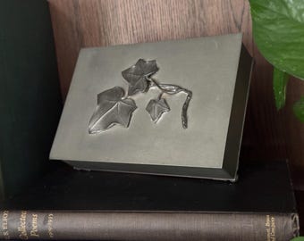 Caja vintage de aluminio forjado a mano de Max Rieg, de mediados de siglo, con relieve de hiedra y forro de cedro.