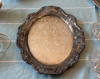 Bandeja ovalada vintage bañada en plata / Bandeja de servir con decoración floral repujada