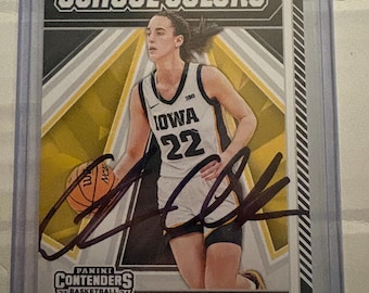 Może przedstawiać: Karta kolekcjonerska do koszykówki Panini Contenders 2023-24 przedstawiająca Caitlin Clark w stroju Iowa Hawkeyes z numerem 22. Karta ma wzór School Colors, autograf czarnym tuszem na froncie i jest umieszczona w przezroczystej plastikowej koszulce.