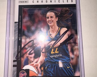Może przedstawiać: Karta kolekcjonerska do koszykówki Panini Chronicles przedstawiająca Caitlin Clark z Indiana Fever. Karta pokazuje Clark w niebieskiej koszulce z numerem 22, czarny autograf na środku oraz tekst Ending Franchise's Playoff Drought.