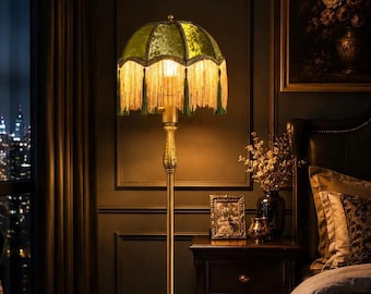 Vintage groene vloerlamp met franjes, staande lamp in Victoriaanse stijl, antieke messing hoge lamp, gezellige boho retro lamp met kwastjes
