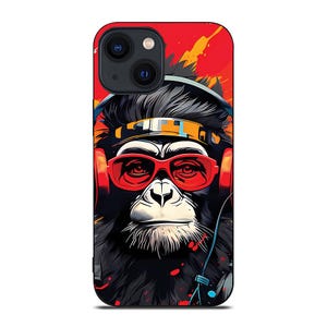 Puede incluir: Funda de teléfono con una ilustración estilizada de un chimpancé con gafas de sol y auriculares rojos. El fondo es rojo con detalles en naranja. El chimpancé tiene pelaje negro y cara blanca. Funda para smartphone.