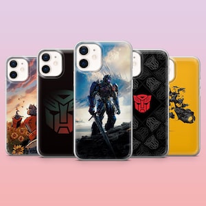 Op de afbeelding: Een verzameling van vijf telefoonhoesjes met verschillende ontwerpen. De hoesjes tonen afbeeldingen van Transformers-personages, logo's en kunstwerken. De hoesjes zijn in verschillende kleuren, waaronder zwart, geel en transparant, met gedetailleerde graphics.