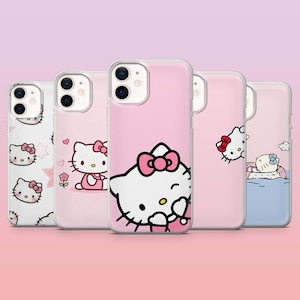 Può includere: Una collezione di cinque custodie per telefono con disegni di Hello Kitty. Le custodie sono principalmente rosa e bianche, con vari disegni del personaggio, fiocchi e altre grafiche a tema. Progettate per adattarsi a uno smartphone.