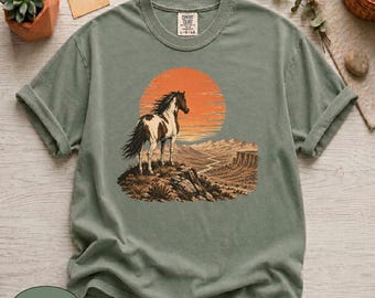 Camiseta Comfort Colors® Vintage Wild Horse con estampado western, camiseta retro con paisaje de Mustang del desierto, linda prenda de vestir de caballo pinto del suroeste.