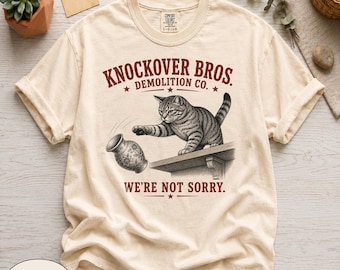 T-shirt Comfort Colors® Knockover Bros Cat Demolition, T-shirt graphique Unreal Chaotic Cat Swatting, T-shirt streetwear à motif de chat ironique