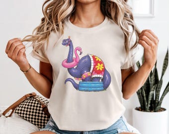 Camiseta de verano Comfort Colors® con estampado de dinosaurios para la piscina, linda camiseta retro con gráfico de Brachiosaurus, divertida camiseta prehistórica para nadar para amantes de los dinosaurios.