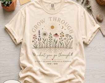 Camiseta Comfort Colors® Grow Through, Camiseta com Frase Inspiradora, Ilustração de Flores Silvestres, Camiseta Boho Botânica, Camiseta para Presente de Autodesenvolvimento, Camiseta Boho
