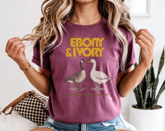 Camiseta Ebony & Ivory Goose / Camiseta divertida con estampado de ganso canadiense y ganso blanco Comfort Colors 1717 / Camiseta con estampado vintage de referencia musical