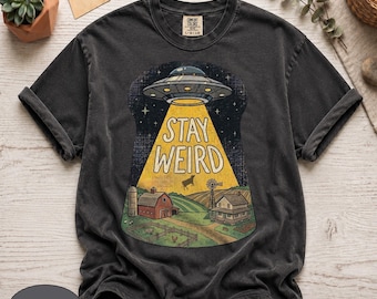 Comfort Colors®, Camiseta con estampado OVNI "Stay Weird", Estética retro de abducción alienígena, Merchandising vintage de ciencia ficción con vacas, Lindo regalo espacial en tonos pastel para ella
