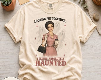 Chemise à la recherche d'un assemblage, se sentant absolument hanté, couleurs confort 1717, esthétique horreur vintage, t-shirt graphique rétro gothique, fantasmagorie chic